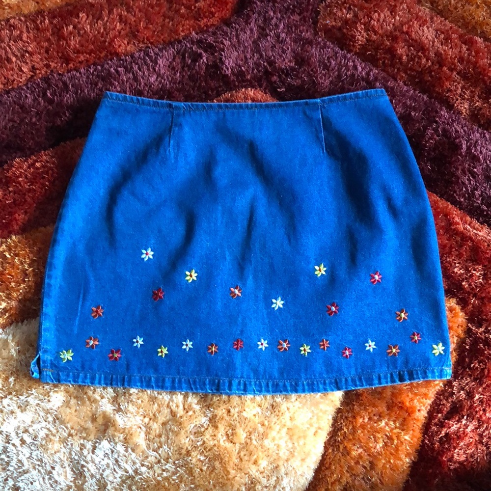 Vintage denim Mimi with stitched flowers. Size 11 juniors